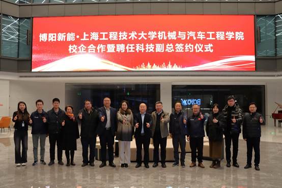 一群人站在一起合影
描述已自动生成