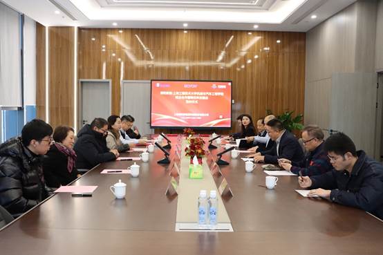 会议室里的人们
描述已自动生成